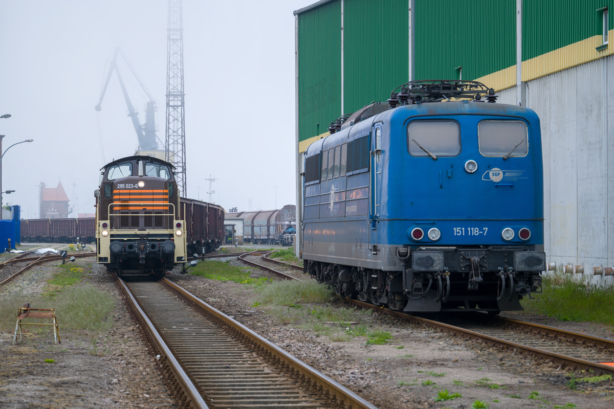 HSL Lok 295 023 auf Rangierfahrt im Nordhafen von Stralsund, dort wurde auf einem Nebengleis die EGP Lok 151 118 abgestellt. - 20.05.2019 