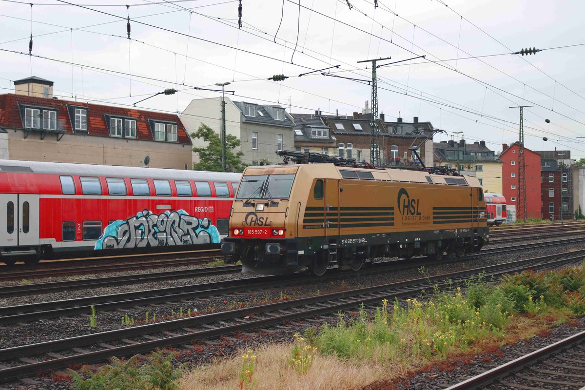 HSL Lokomotive der BR 185 597 am 04.06.2020 in Köln West durchgefahren