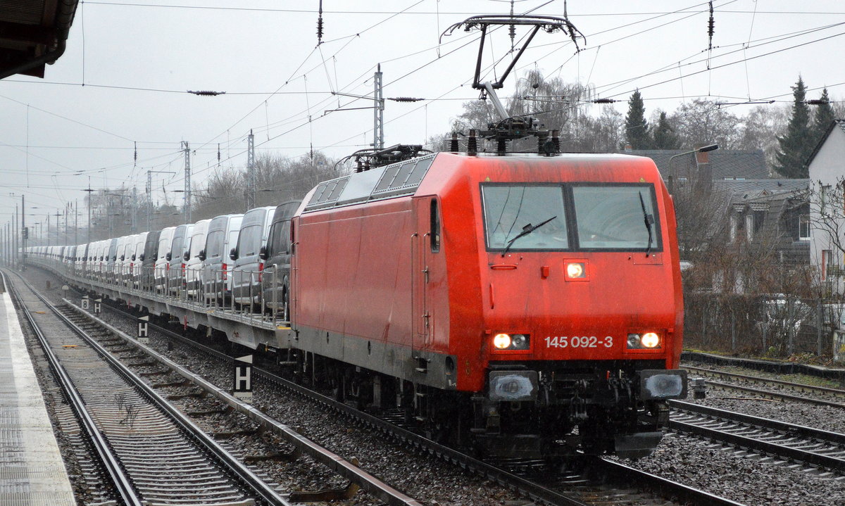 HSL mit 145 092-3 [NVR-Number: 91 80 6145 092-3 D-BRLL] mit Nutzfahrzeug-Transportzug mit fabrikneuen VW-Crafter aus polnischer Produktion am 31.01.18 Berlin-Hirschgarten.