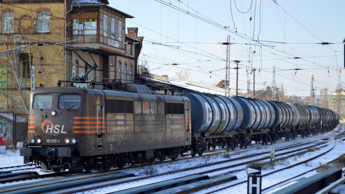HSL mit  151 017-1  (NVR-Nummer:  91 80 6 151 017-1 D-HSL ) und Kesselwagenzug (Dieselkraftstoff) am 10.02.21 Höhe Berlin Greifswalder Str. 