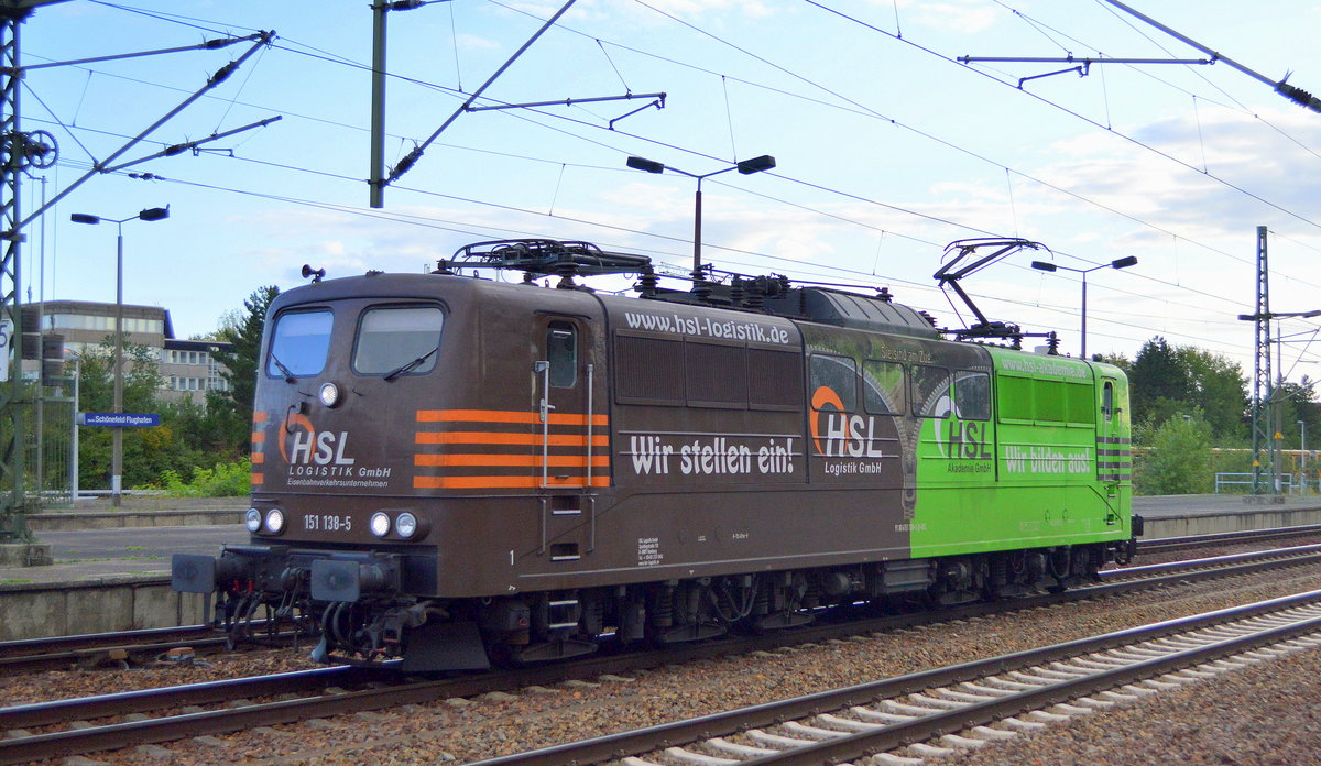 HSL mit  151 138-5  (NVR:  91 80 6 151 138-5 D-HSL ) am 10.09.20 Durchfahrt Bf. Flughafen Berlin Schönefeld.