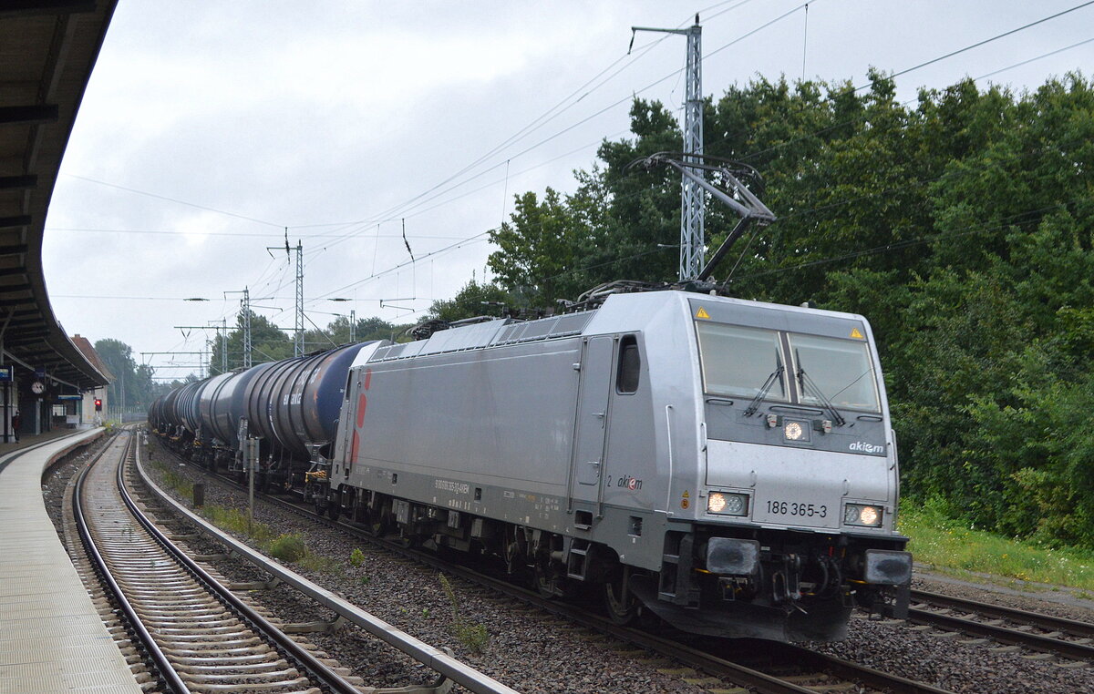 HSL mit  186 365-3  (NVR:  91 80 6 186 365-3 D-AKIEM ) und Kesselwagenzug (Dieselkraftstoff) am 20.08.21 Berlin Buch.