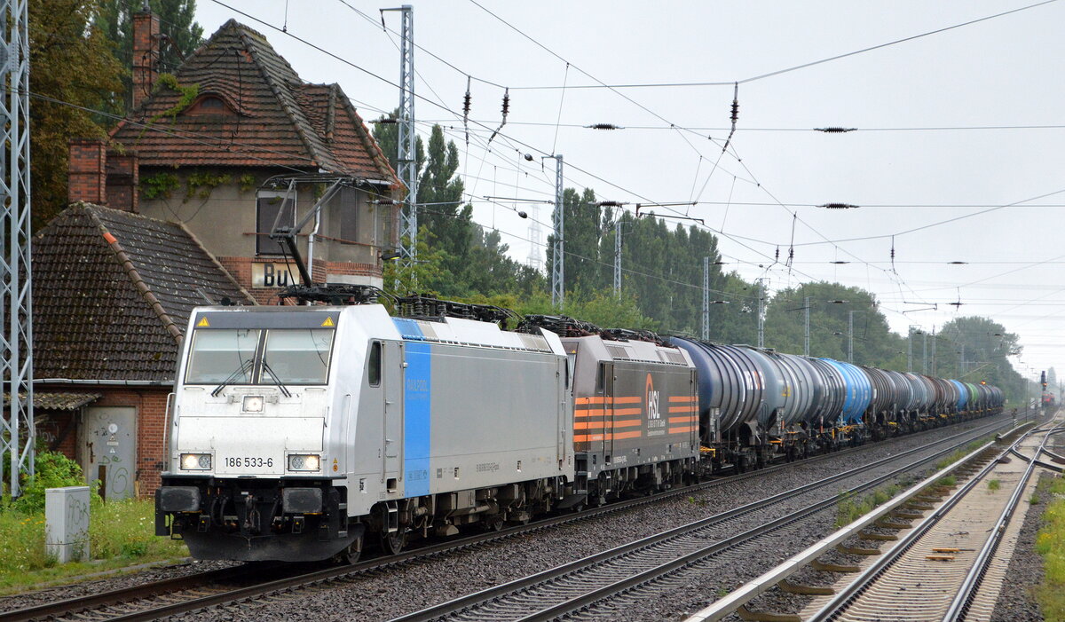 HSL mit  186 533-6  (NVR:  91 80 6 186 533-6 D-Rpool ) und  185 600-4  (NVR:  91 80 6 185 600-4 D-BRLL ) und Kesselwagenzug (leer) Richtung Stendell am 20.08.21 Berlin Buch.