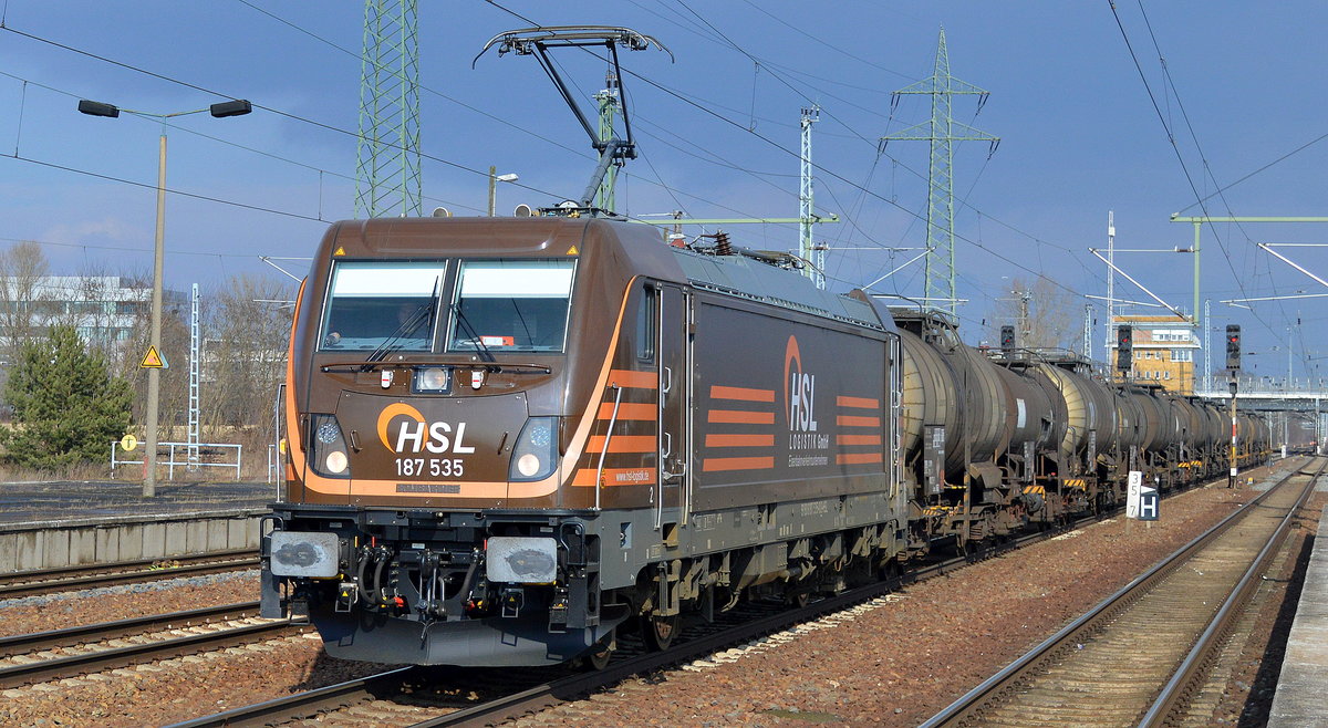 HSL mit der neuen 187 535  [NVR-Number: 91 80 6187 535-0 D-HSL] und einem Kesselwagenzug (geschmolzenes Schwefel) am 08.03.18 Bf. Flughafen Berlin-Schönefeld.