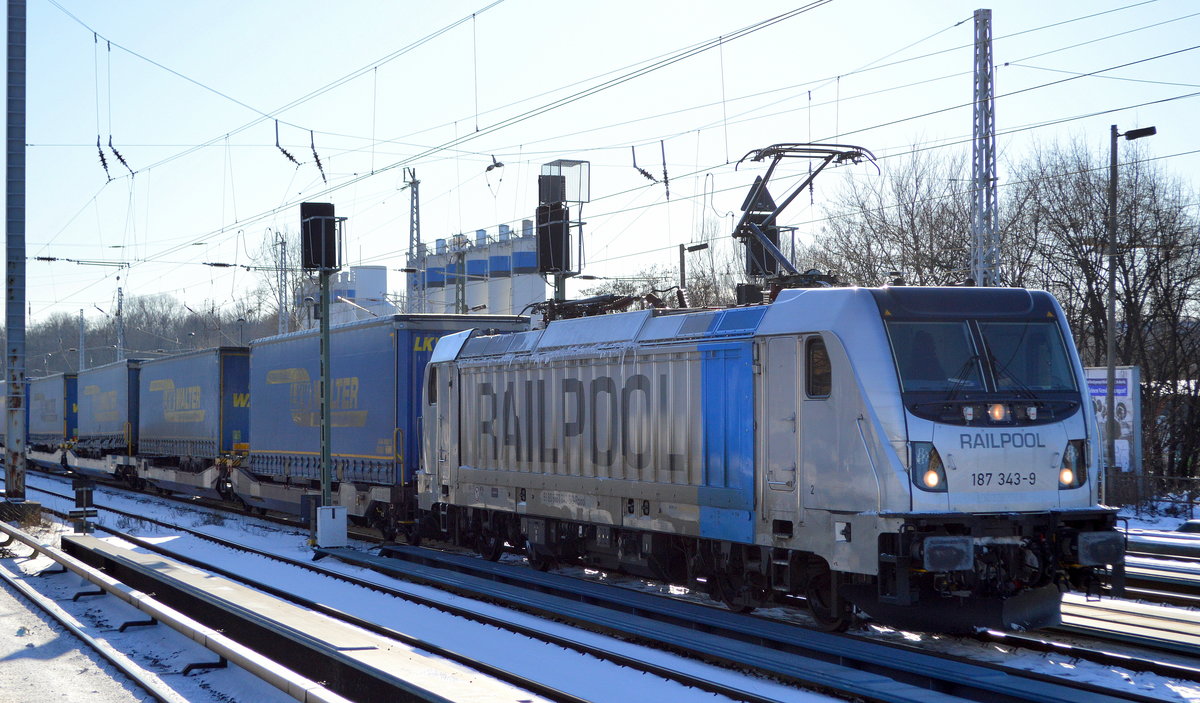HSL mit der Railpool Lok  187 343-9  [NVR-Nummer: 91 80 6187 343-9 D-Rpool] und Taschenwagennzug Richtung Rostock am 12.02.21 Berlin Greifswalder Str.