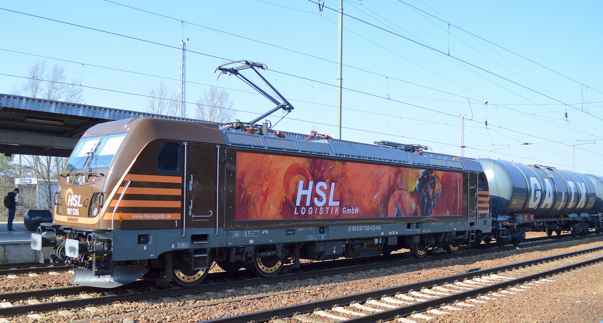 HSL mit der wunderschön gestalteten 187 536 [NVR-Number: 91 80 6187 536-8 D-HSL] und Kesselwagenzug am 08.04.18 Bf. Flughafen Berlin-Schönefeld.