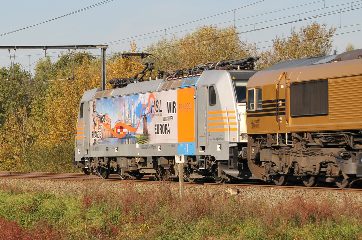 HSL Wir verbinden Europa - So prangt es auf der 186 181-4 von HSL-Logistik, auf der u.a. auch das Brüsseler Manneken Pis abgebildet ist. Eine solche Beklebung kommt in Belgien natürlich immer gut an. So aufgenommen am 18/10/2017 in Lummen.