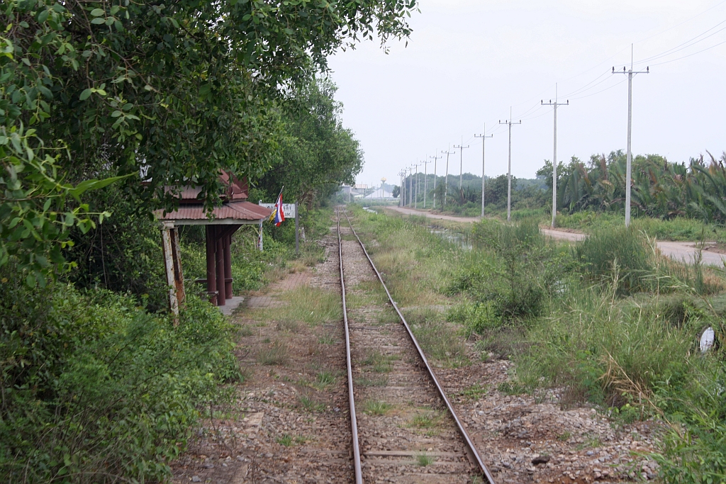 Hst. Khlong Nok Lek, Blickrichtung Ban Laem, am 21.Mrz 2014.
