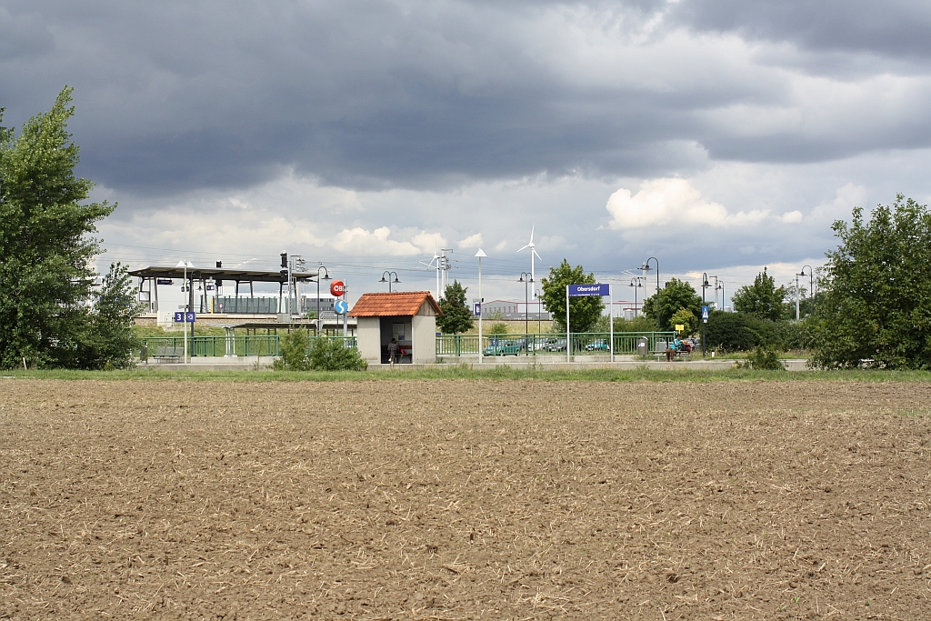 Hst. Obersdorf am 16.August 2014. Im Vordergrund die Haltestelle der ehemaligen Stammersdorfer Lokalbahn und jetzt Endpunkt der Strecke nach Groß Schweinbarth, im Hintergrund erhöht die Haltestelle der Laaer Ostbahn.