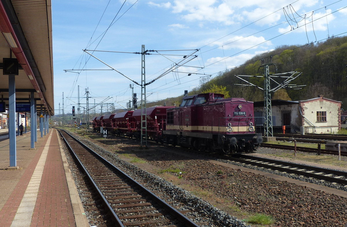 HTB 110 108-8 mit 5 beladenen Wagen mit Schotter, am 10.04.2020 in Eisenach.