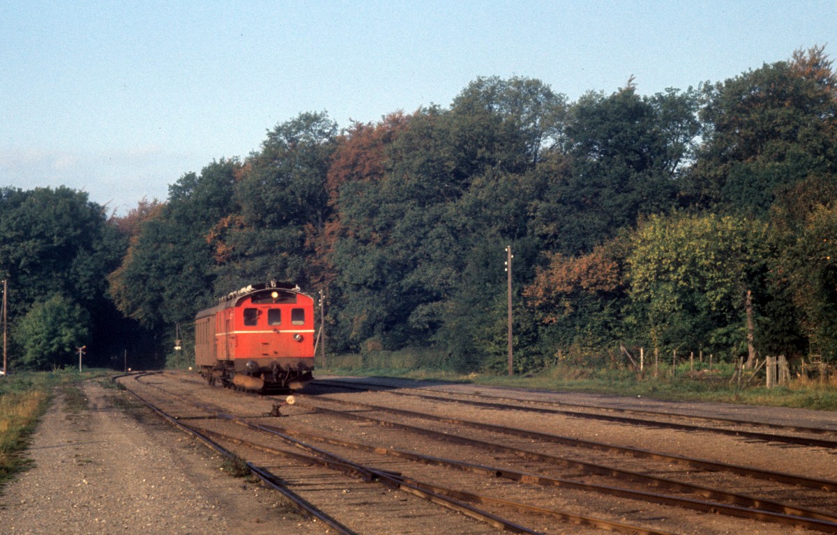 HTJ / OHJ (Høng-Tølløse-Jernbane / Odsherreds Jernbane - gemeinsamer Betrieb von ursprünglich zwei Privatbahnen): Ein Personenzug bestehend aus der OHJ-Diesellok 40 (Frichs 1936; mit einem 6-zylindrigen Frichs-Dieselmotor ausgestattet) und einem Personenwagen erreicht am 15. Oktober 1974 den HTJ-Bahnhof Dianalund. 