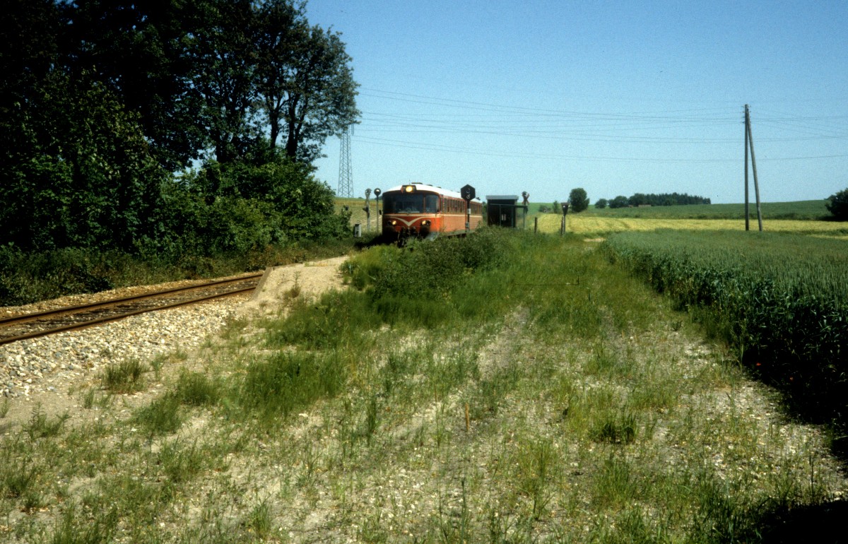 HTJ (Høng-Tølløse-Jernbane): Am 23. Juni 1983 erreicht ein Triebzug den Haltepunkt Kulby. - Der Haltepunkt wurde vor einigen Jahren geschlossen.