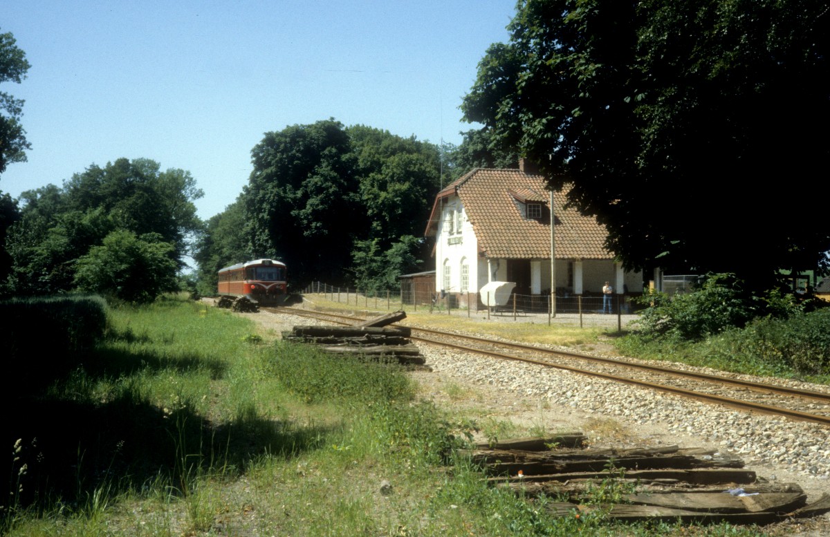 HTJ (Høng-Tølløse-Jernbane): Der ehemalige Bahnhof Kulby, den der Architekt Heinrich Wenck entworfen hatte, war zur Zeit der Aufnahme (am 23. Juni 1983) von einem primitiven Haltepunkt ersetzt. Dieser Haltepunkt ist auch nicht mehr im Betrieb.