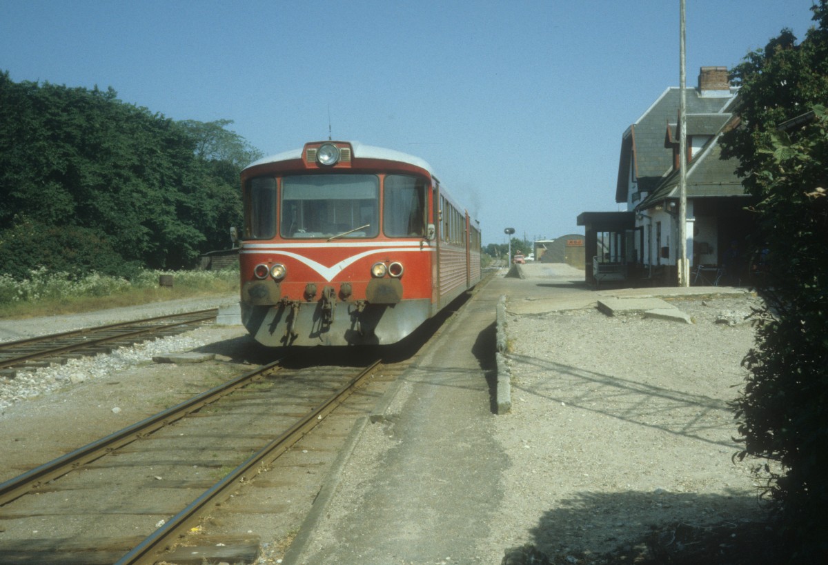 HTJ (Høng-Tølløse-Jernbane): Ein Triebzug bestehend aus einem Triebwagen (Ym) und einem Steuerwagen (Ys) hält am 23. Juni 1983 am Bahnhof Stenlille.