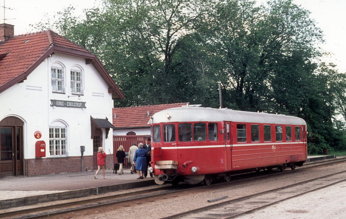 HTJ (Høng-Tølløse-Jernbane): OHJ-Schienenbustriebwagen S 31 (Hilding Carlsson, Umeå, Schweden 1951) Bahnhof Kirke Eskilstrup am 25. Juli 1974.