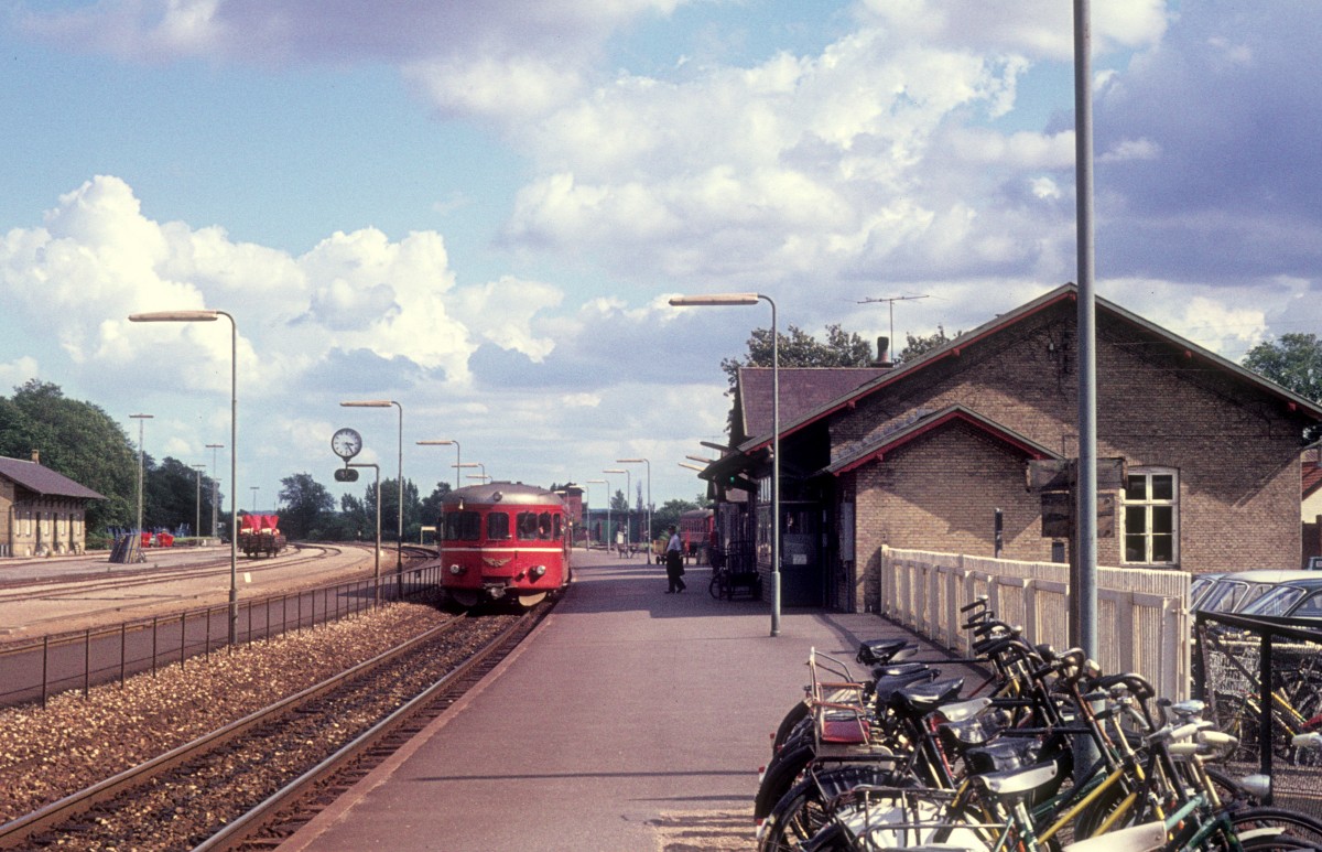 HTJ (Høng-Tølløse-Jernbane) Schienenbustriebwagen S 44 (Kalmar Verkstadsaktiebolag, Schweden 1953) Bahnhof Tølløse (DSB-Bahnsteig) am 25. Juli 1974.