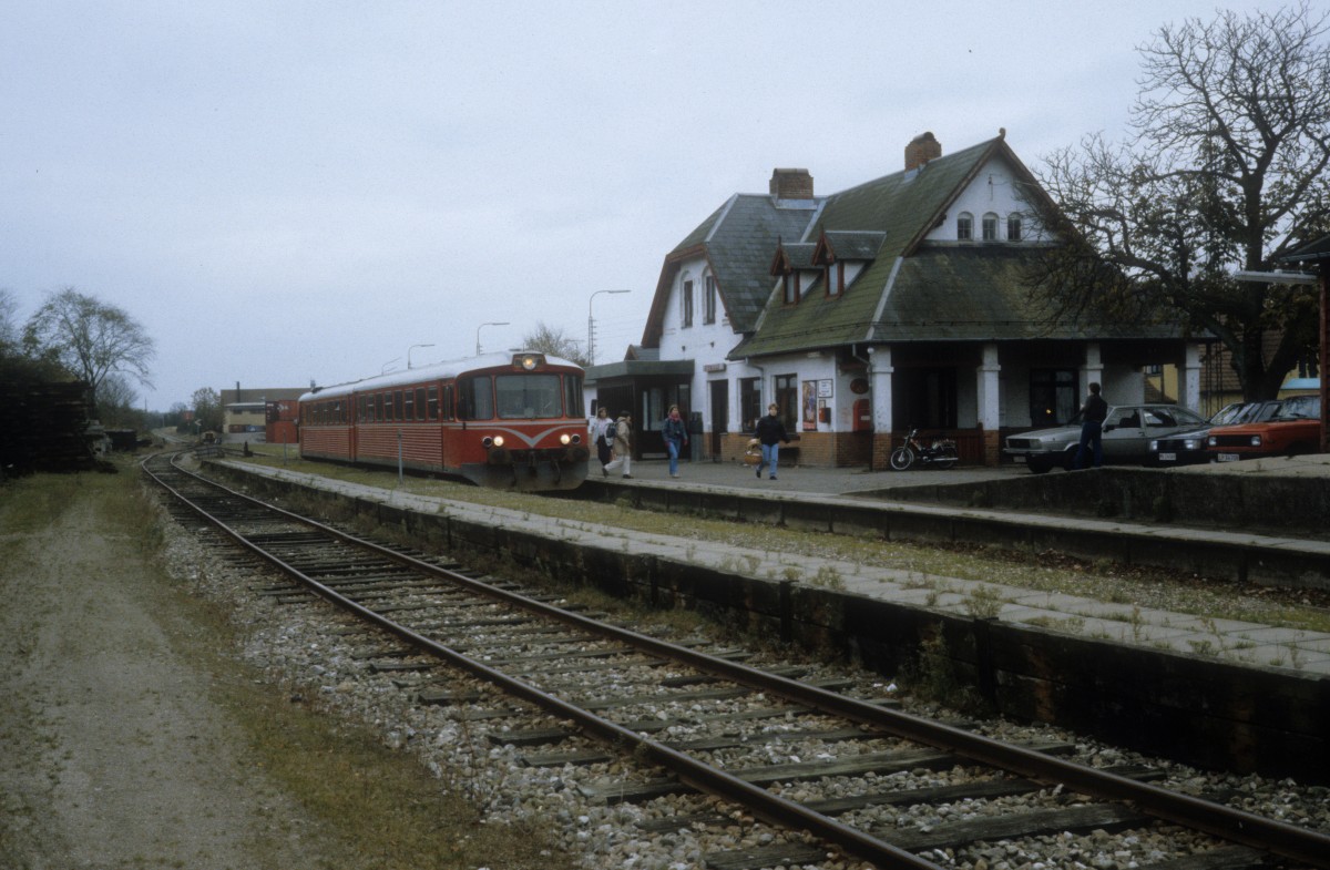 HTJ (Høng-Tølløse-Jernbane) Triebzug (Ym + Ys) Bahnhof Stenlille am 7. November 1987. - Auf der Strecke Slagelse - Høng - Tølløse fahren heute Züge des Unternehmens Regionstog.