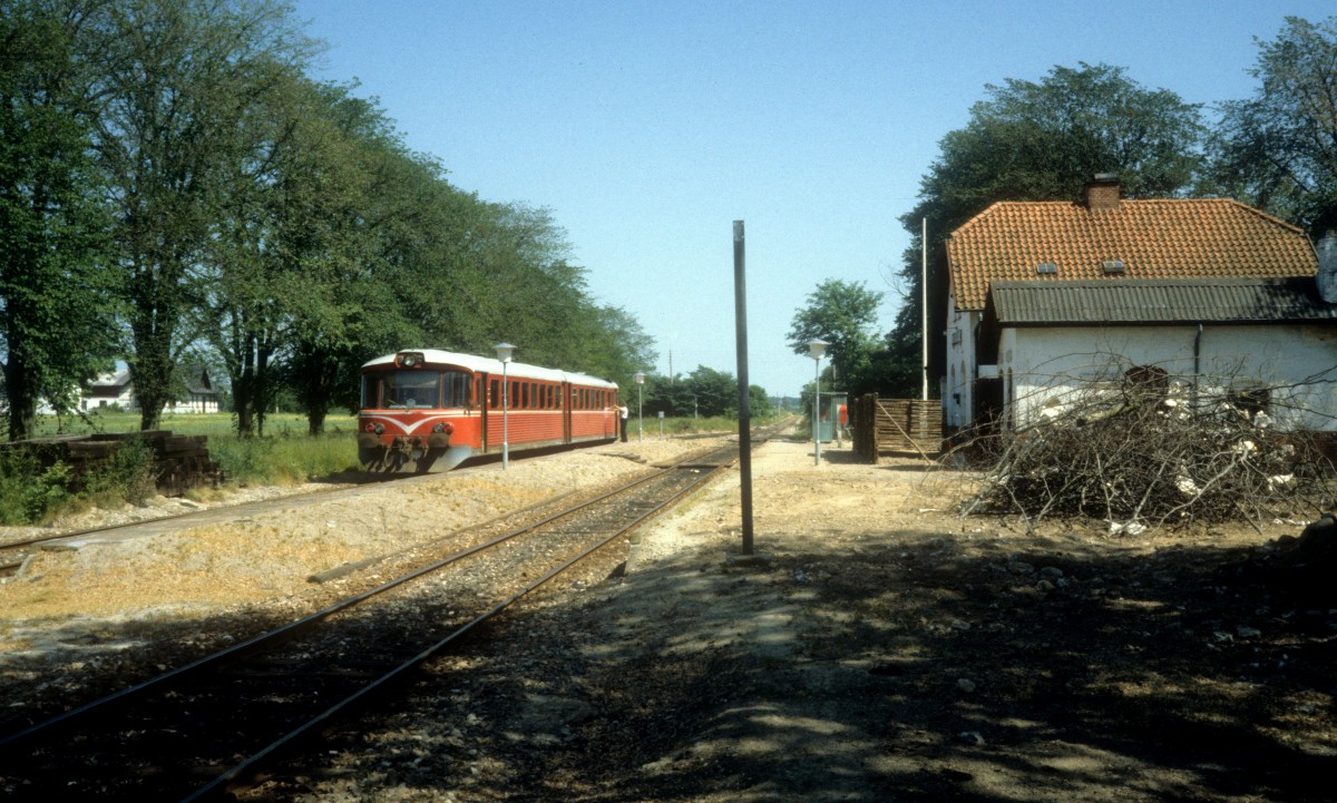 HTJ (Høng-Tølløse-Jernbane) Triebzug (Ym + Ys) Hp, ehem. Bahnhof Skellebjerg am 23. Juni 1983.
