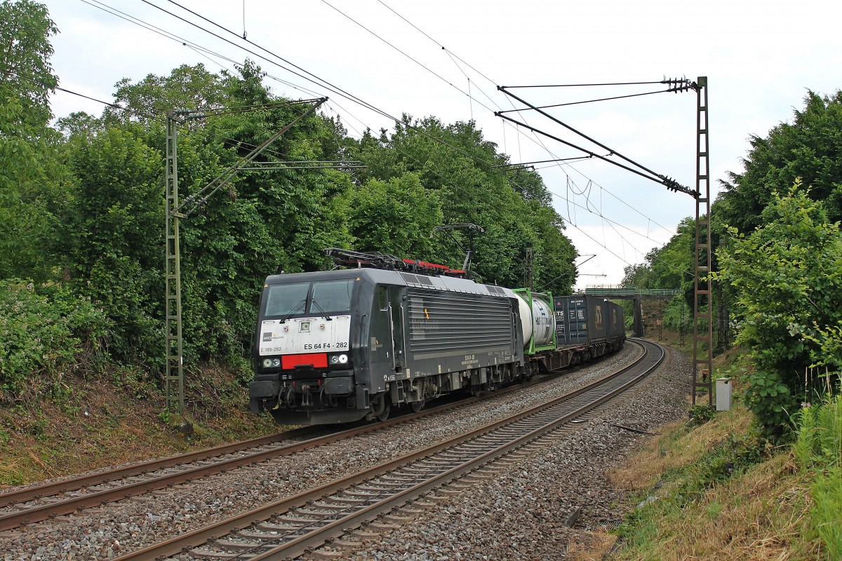 HTRS Nederland B.V. ES 64 F4-282 (E 189-282) am 25.06.2013 mit einem vollem KLV und nur einer funktionierender Lampe in der sdlichen Kurve von Schallstadt gen Norden.