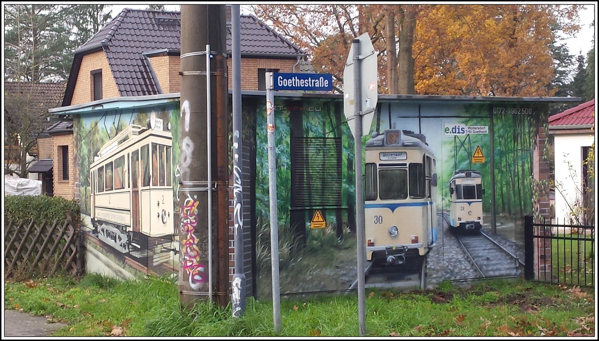 Hübscher Garagenschmuck mit den Tramwagen 2, 30 und 28 der Strassenbahnlinie 87 in der Goethestrasse. (17.11.2019)