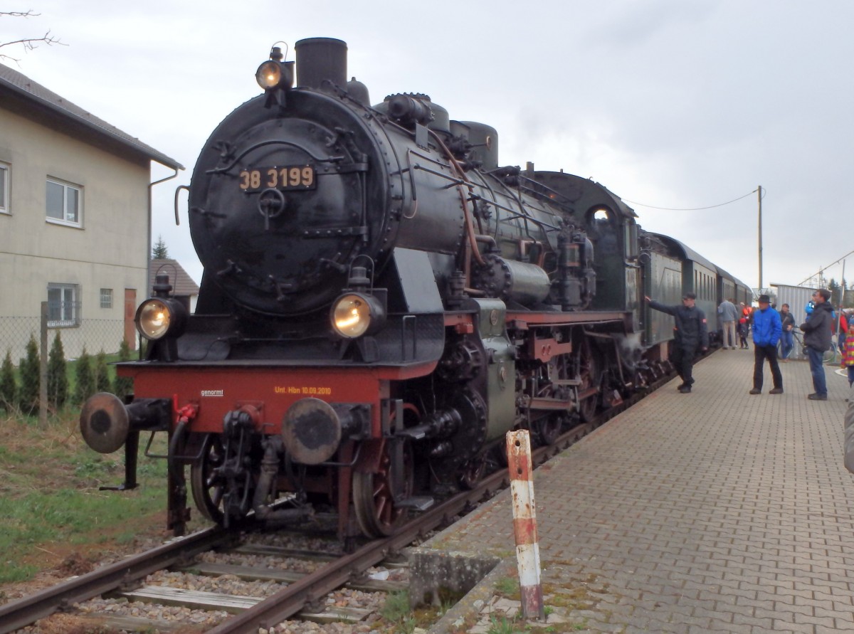 Hüffenhardt, 04.04.2015: Anlässsich Ostersonderfahrt auf der Krebsbachtalstrecke Hüffenhardt-Neckarbischoftsheim-Nord. Der Zug ist zurück aus Neckarbischoftheim und wird nochmal umgesetzt zu einer weiteren Pendelfahrt.