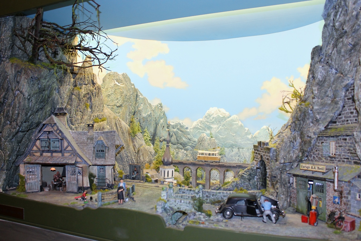 Hugo Baart -  B.A.Bodil  

Internationale Modellbahnausstellung der IGM Kaarst, 23.02.2013 

2. Ebene: Der Schienenbus in HO (1:87) quert die Anlage über einen Viadukt.