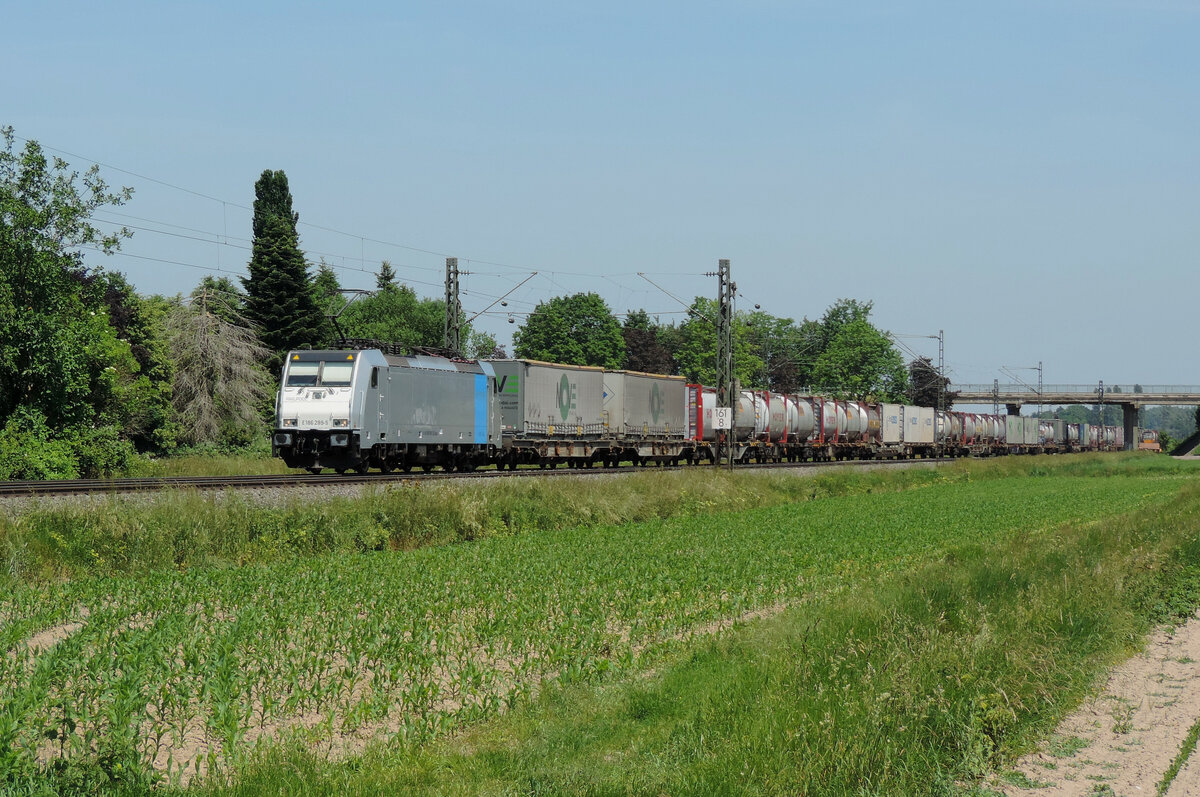 Hugsweier - 2. Juni 2023 : Railpool 186 289 mit einem KLV. 

Link zum Video : https://www.youtube.com/watch?v=K_ceXdp_zjw&t=447s