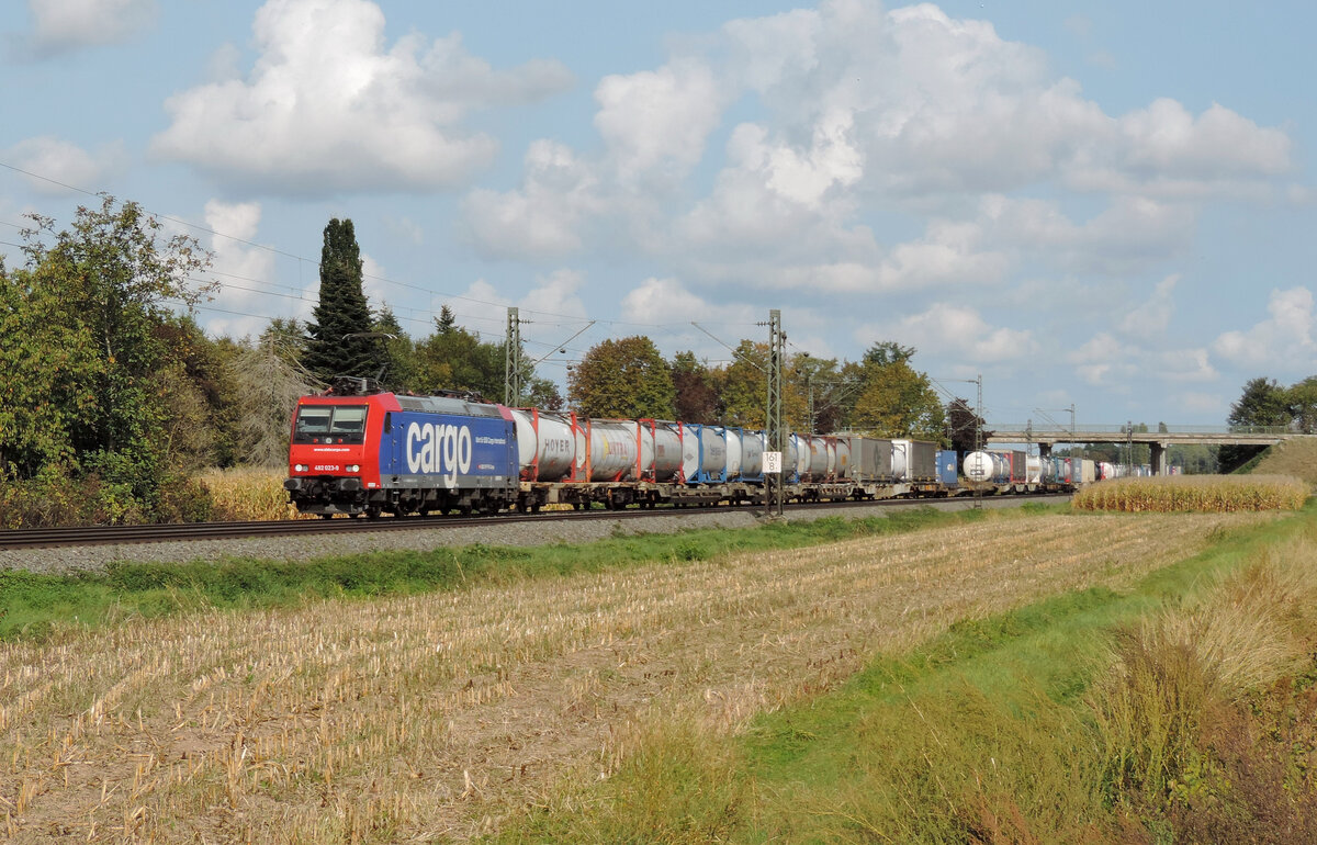 Hugsweier - 30. September 2023 : 482 023 mit einem KLV in Richtung Süden unterwegs.

Link zum Video : https://www.youtube.com/watch?v=Erzvcbim-Mw