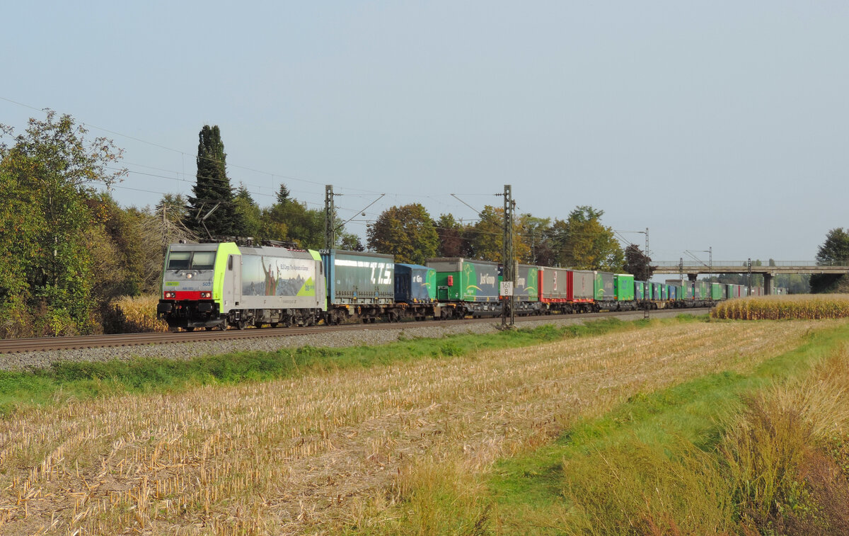 Hugsweier - 30. September 2023 : 486 503 mit einem KLV in Richtung Süden unterwegs. 

Link zum Video : https://www.youtube.com/watch?v=Erzvcbim-Mw