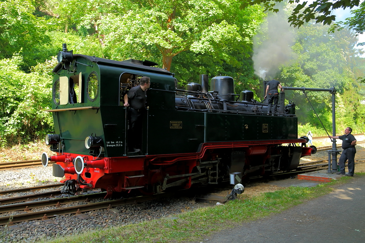 Humboldt-Mallet 11sm der Brohltalbahn am 05.06.2015 beim Wasserfassen im Bahnhof Brohl-Lützing (BE). Kurz darauf wird sie mit einem Sonderzug für Eisenbahnfreunde nach Oberzissen starten.