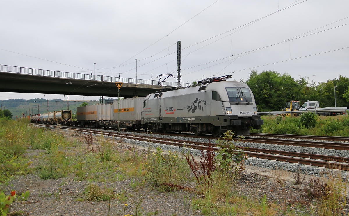 HUPAC 182 602-3 (ES 64 U2-102) mit Containerzug in Fahrtrichtung Süden. Aufgenommen am 10.07.2014 in Karlstadt.