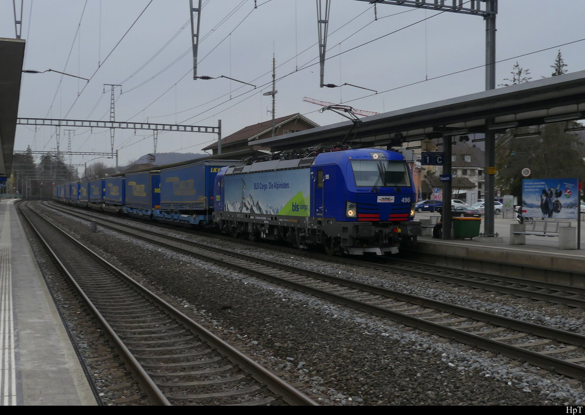 HUPAC - Lok 193 496 mit Güterzug bei der durchfahrt im Bahnhof Sissach am 26.02.2021