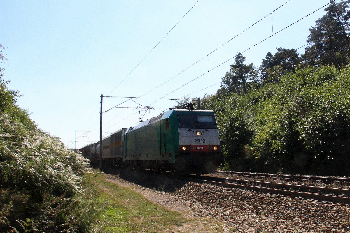 Hupend kommt die Cobra 2819 aus Richtung Montzen-Gare(B) mit einem langen Containerzug aus Antwerpen-Oorderen(B) nach Gallarate(I) und f�hrt in Richtung Aachen-West.
Aufgenommen an der Montzenroute bei Moresnet-Chapelle(B) bei sch�nem Sommerwetter am 5.9.2013.