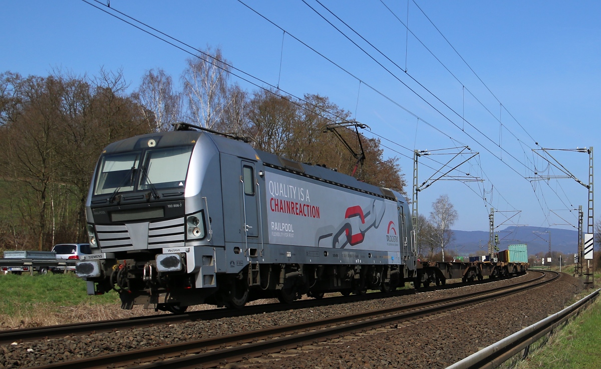 Hurra, Erster! Die neu gestaltete 193 806, jetzt für die TX Logistik kam am 02.04.2016 mit einem Containerzug in Fahrtrichtung Süden. Aufgenommen in Wehretal-Reichensachsen. 
