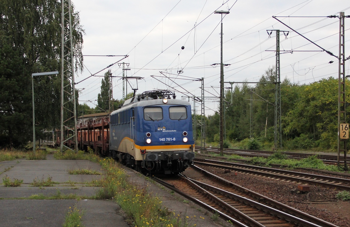 Hurra, meine erste Begegnung mit einer EVB 140 fand am 21.09.2013 in Lehrte statt. Dort kam 140 761-8 mit einem leeren Autotransportzug durch.