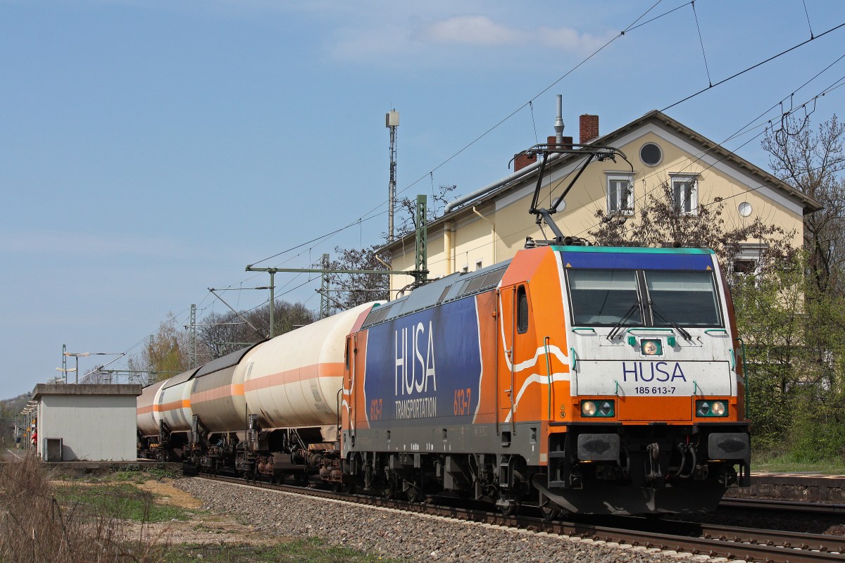 HUSA 185 613-7 zog am 20.4.13 einen Gaskesselzug von Oberhausen-West nach Mnchsmnster durch Bonn-Oberkassel.