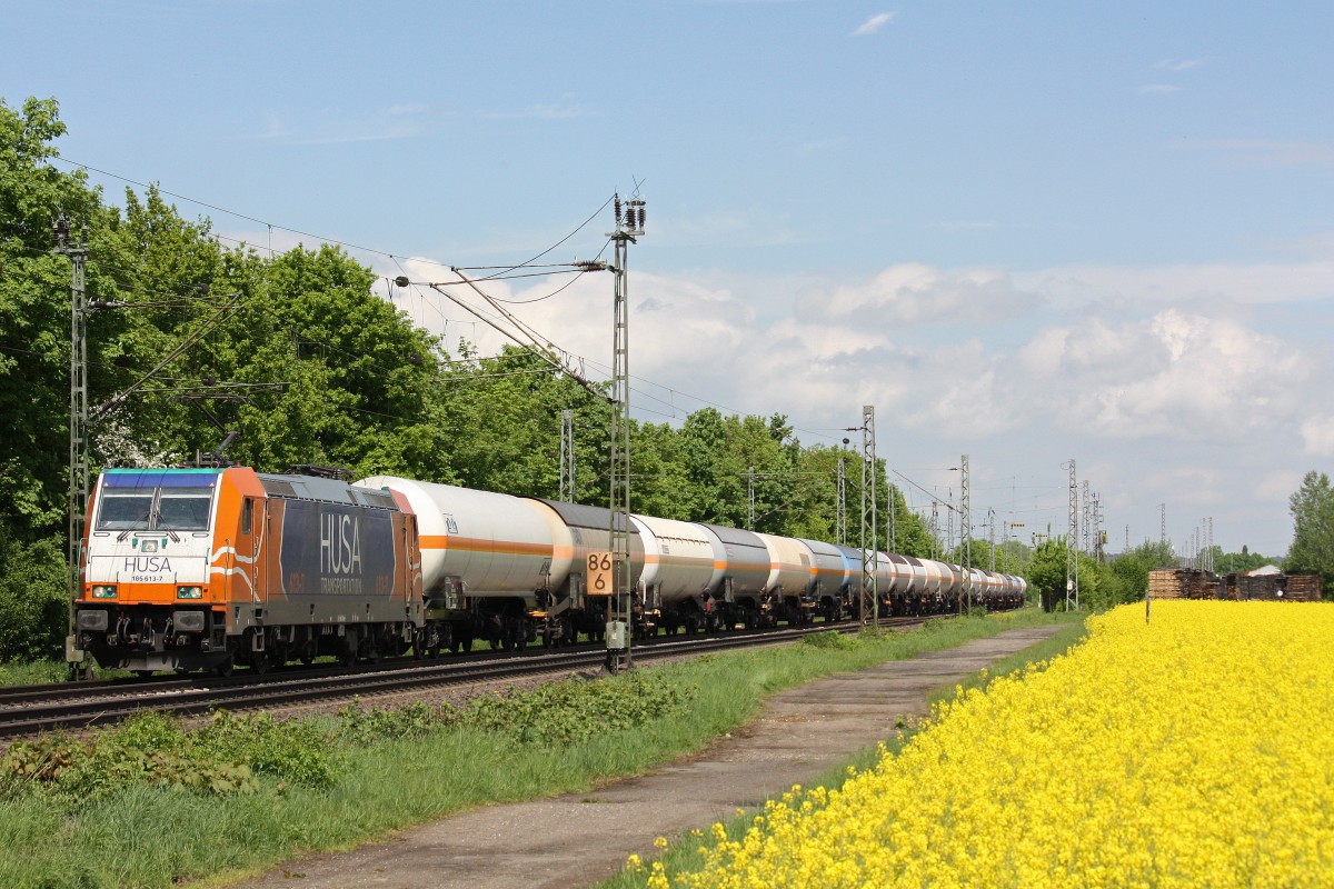 HUSA 185 613 am 9.5.13 mit einem Gaskesselzug von Oberhausen-West nach M�nchsm�nster in Menden.
Gru� an den Tf!