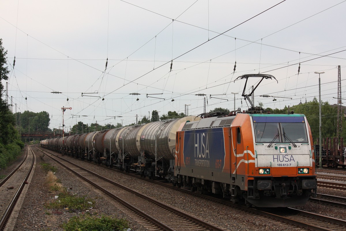 HUSA 185 613 zog am 2.7.13 einen Kesselzug von Oberhausen-West nach Mnchsmnster durch Dsseldorf-Rath.
Gru an den Tf!