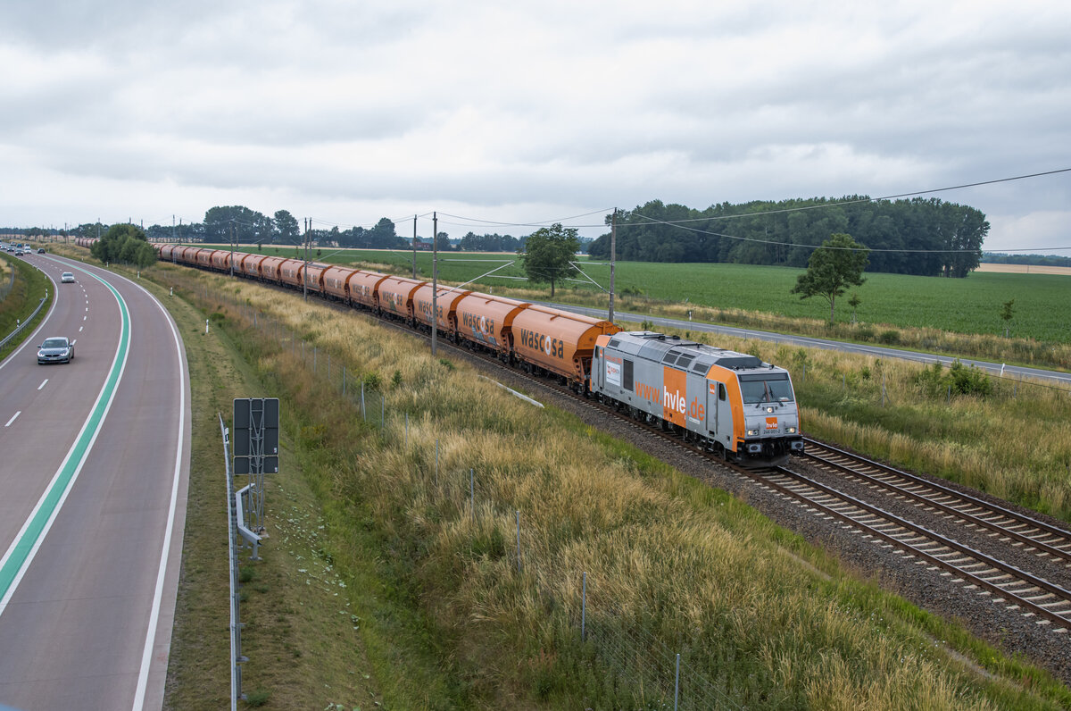 HVLE 246 001 zog am 01.07.2022 einen beladenen Getreidezug von Neumark (Sachsen) nach Mukran. Aufgenommen in Rambin.
