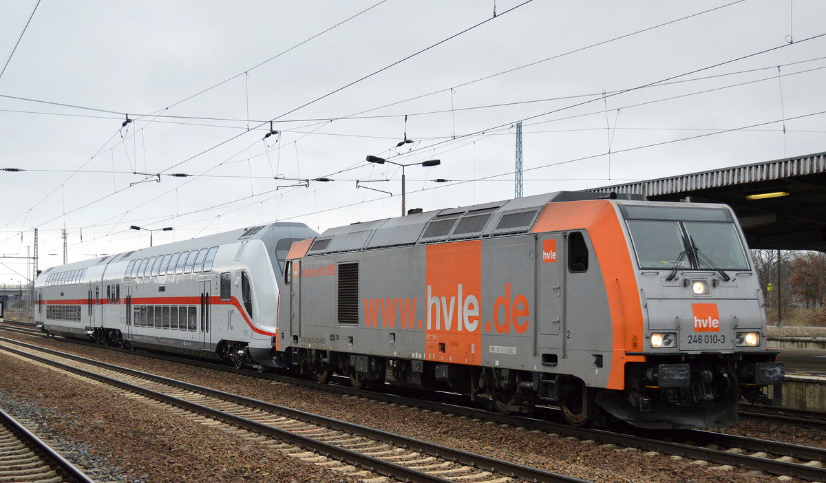 hvle 246 010-3 bei der Überführung von einem fabrikneuen DB IC-Doppelstocksteuerwagen (Gattung DBpbzfa 668.2) + Zwischenwagen am 14.03.18 Bf. Flughafen Berlin-Schönefeld.