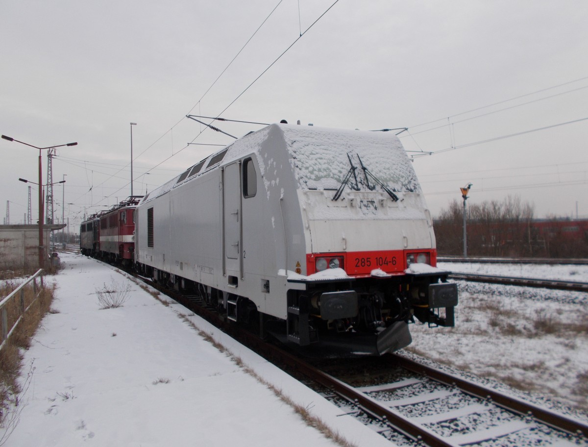 Hvle 285 104 und die EBS 142 110 und 142 145,am 23.Januar 2016,am Bahnsteig in Mukran Mitte.