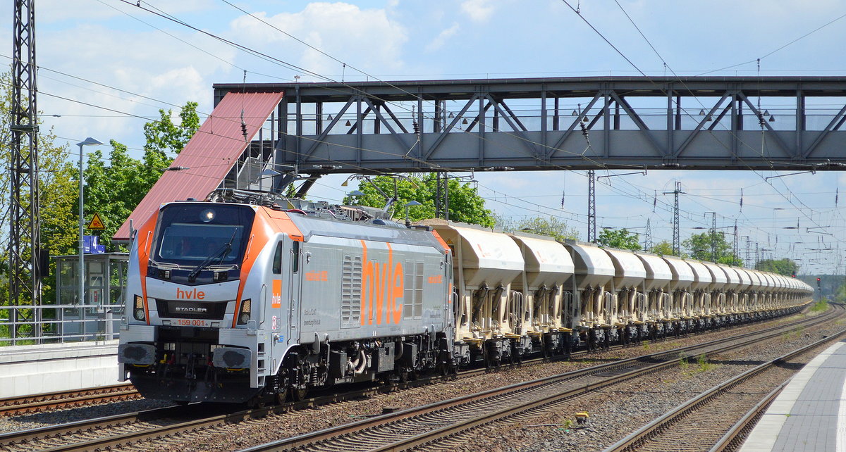 hvle - Havelländische Eisenbahn AG, Berlin-Spandau [D] mit  159 001  [NVR-Nummer: 90 80 2159 001-7 D-HVLE] mit Schüttgutwagenzug (Sand) am 13.05.20 Bf. Saarmund.