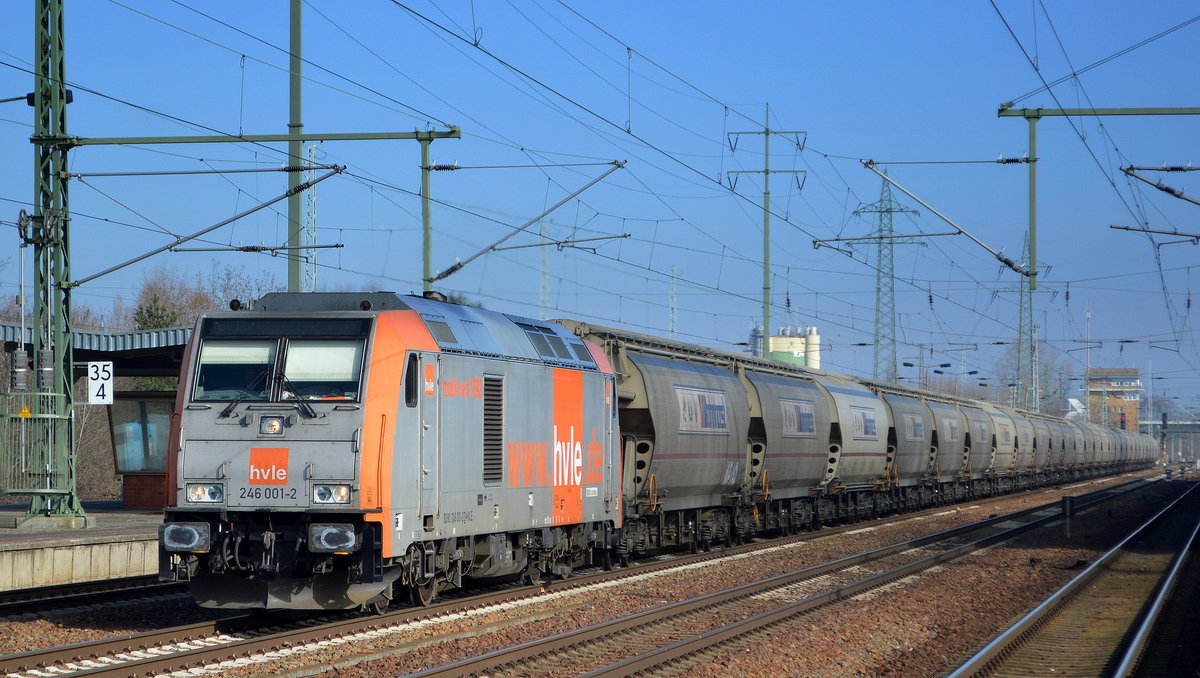 hvle - Havelländische Eisenbahn AG, Berlin-Spandau [D] mit  246 001-2  [NVR-Nummer: 92 80 1246 001-2 D-HVLE] und Getreidezug am 02.03.21 Durchfahrt BF. Flughafen BER Terminal 5.