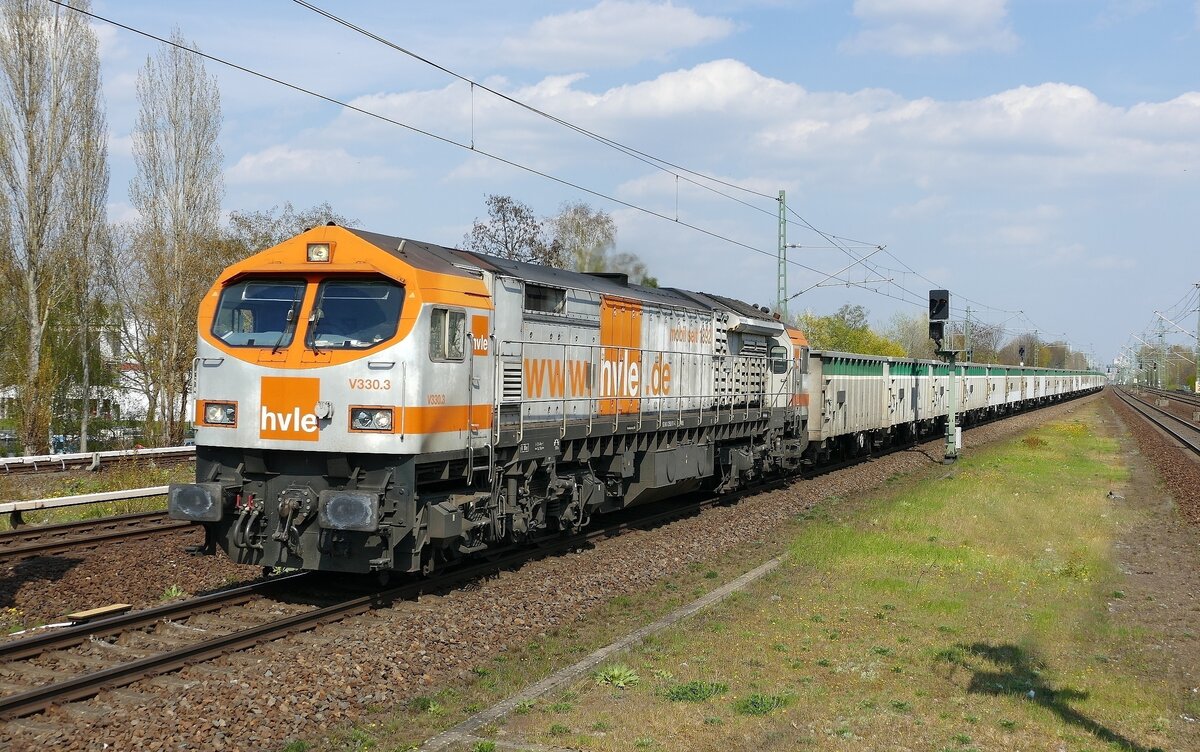 hvle- Havelländische Eisenbahn AG mit der V330.3 '250 011-4' [9280 1250 011-4 D-HVLE] gen Westen, vorbei am Bf. Berlin-Jungfernheide im April 2021.