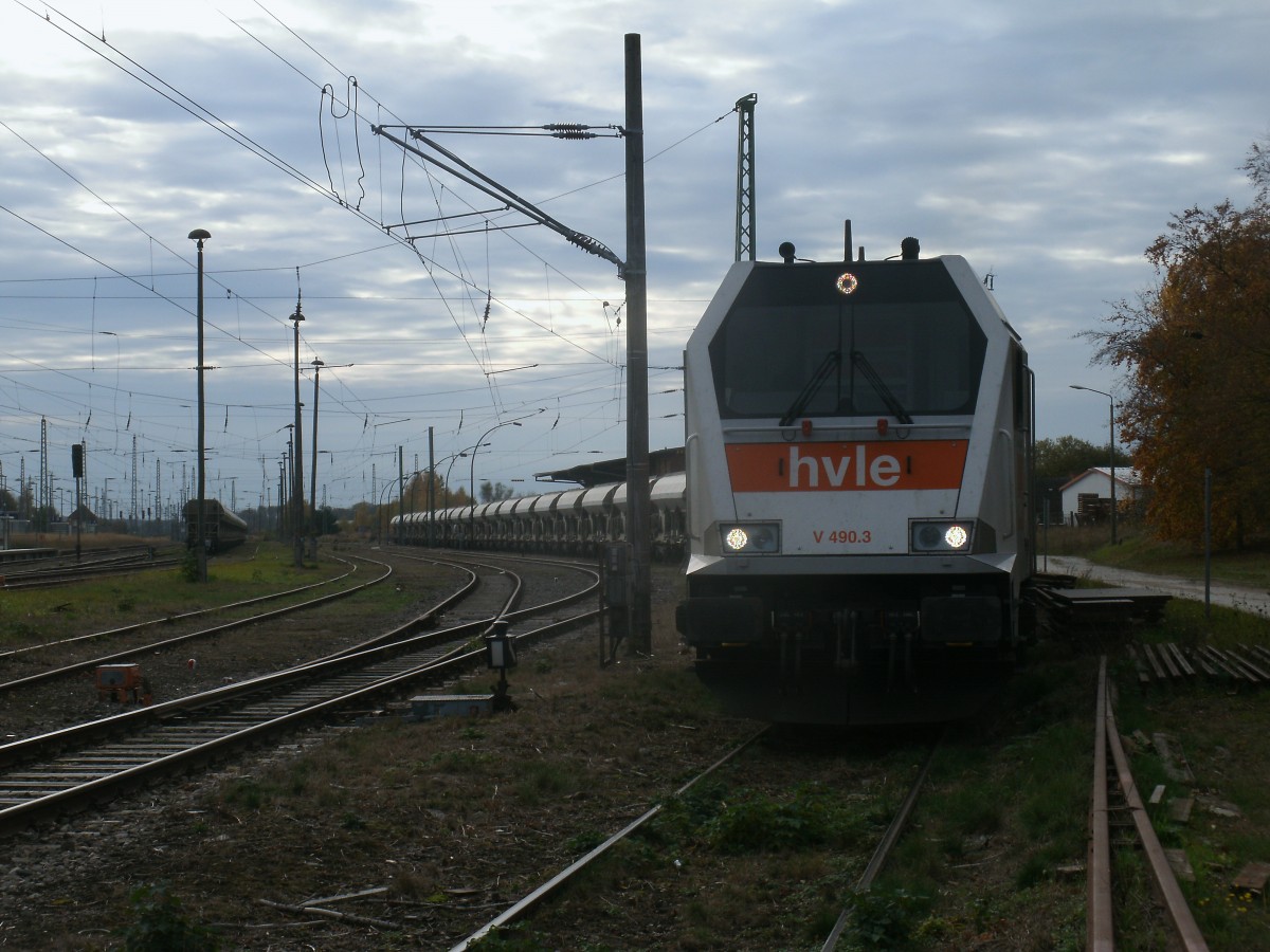 Hvle Maxima V490.3,am 23.Oktober 2013,mit mehren Kieswagen in Bergen/Rgen.