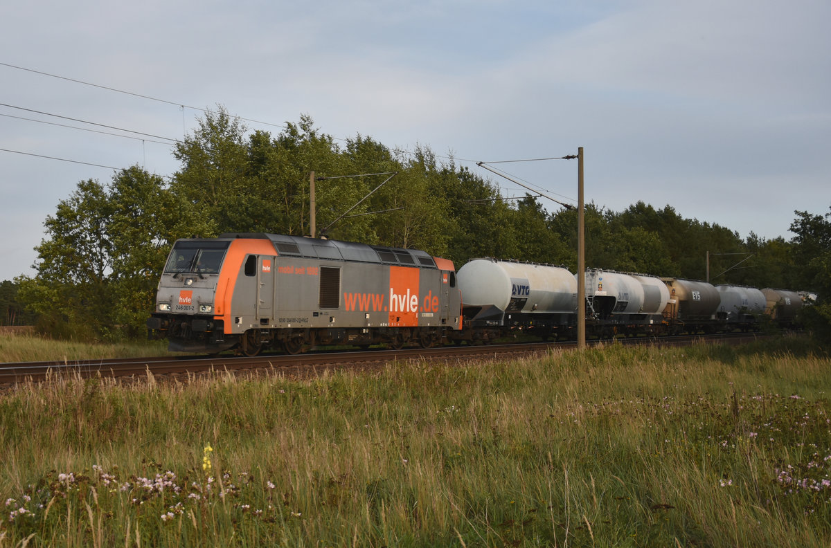 HVLE mit 246 001-2 und mit Kesselwagen der VTG und Getreidesilowagen der EVS unterwegs in Richtung Hamburg. 3km östlich von Büchen, 31.08.2018.