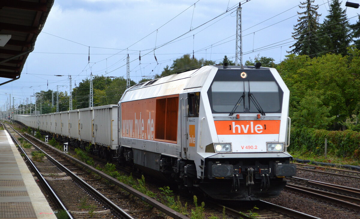 HVLE mit  V 490.2  (NVR:  92 80 1264 012-6 D-HVLE ) und Ganzzug offener Drehgestell-Güterwagen am 26.08.21 Berlin-Hirschgarten.