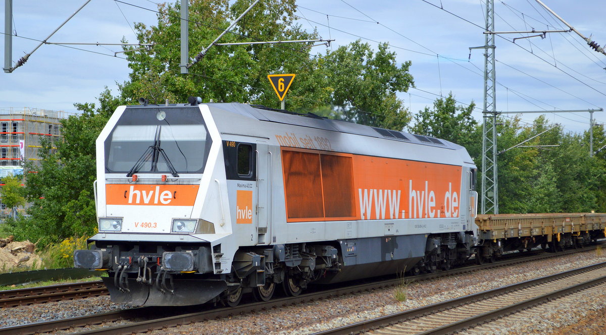 hvle mit  V 490.3  (NVR:  92 80 1264 008-4 D-HVLE ) und einigen Drehgestell-Flachwagen am 08.09.20 Bf. Golm (Potsdam). 