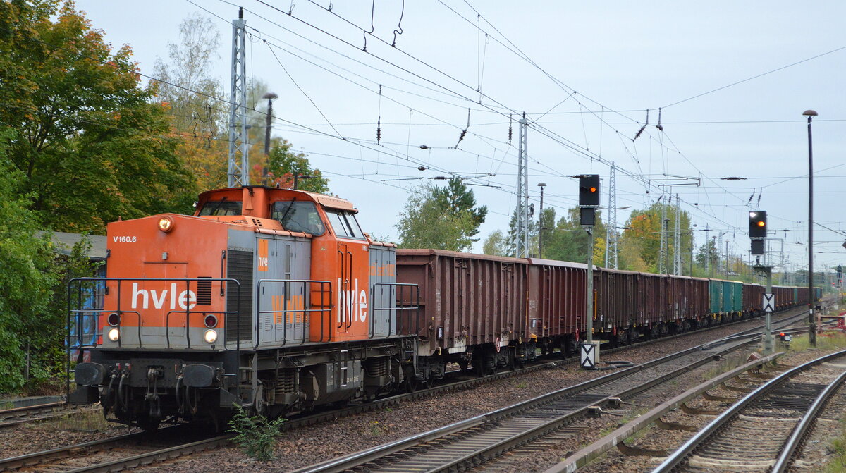 hvle mit  V160.6  (NVR:  92 80 1203 144-1 D-HVLE ) und einem Ganzzug offener Drehgestell-Güterwagen (leer) am 04.10.21 Berlin Hirschgarten.