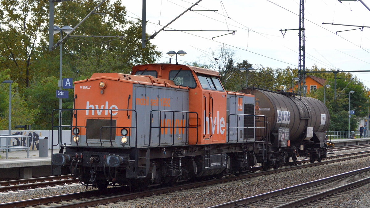 HVLE mit  V160.7  (NVR:  92 80 1203 150-8 D-HVLE ) und einem Kesselwagen am 18.10.21 Durchfahrt Bf. Golm (Potsdam).